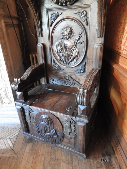 Carved oak cathedra decorated with Saint...