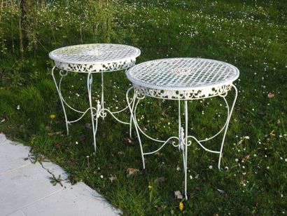 Deux tables circulaires de jardin en métal...