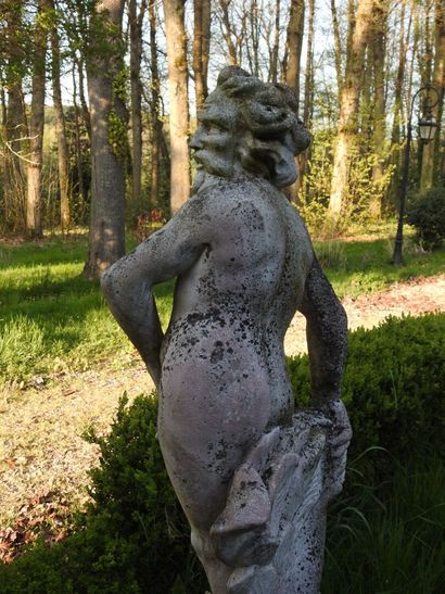 Statue de jardin en pierre reconstituée figurant...