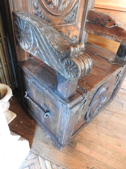 Carved oak cathedra decorated with Saint...