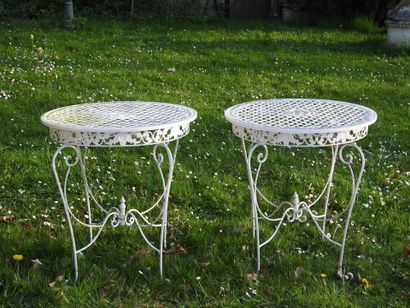 Deux tables circulaires de jardin en métal...