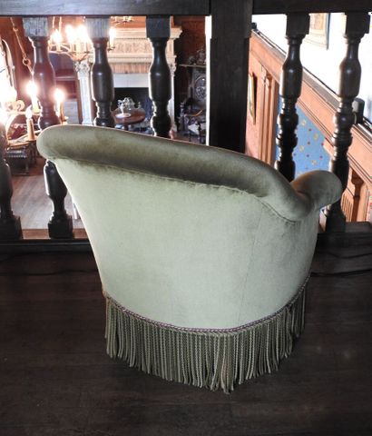 Frog armchair in green velvet, on castors.
80...