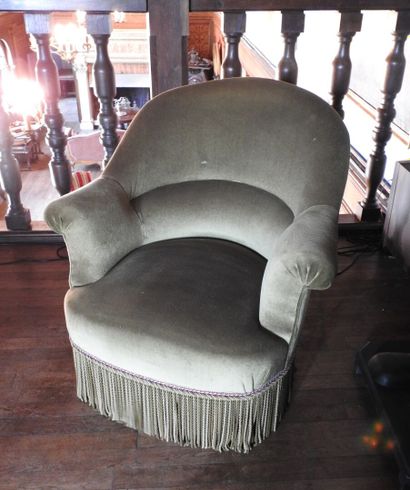 Frog armchair in green velvet, on castors.
80...