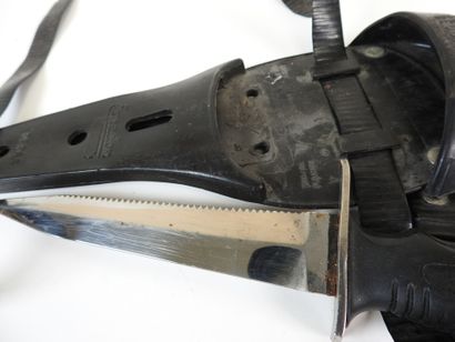 Couteau de plongée en plastique et lame métal...