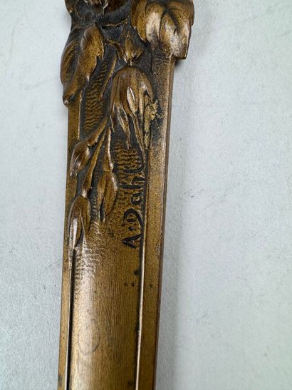 A. DAHL, XXe.
Coupe-papier en bronze ciselé...