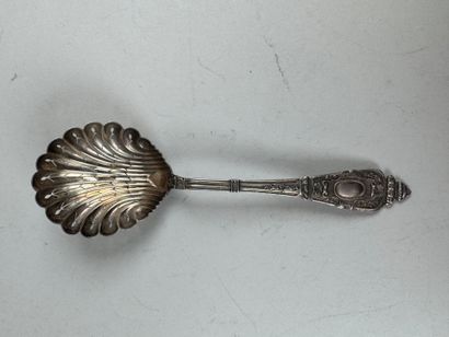 Petite saupoudreuse en argent, poinçon Minerve,...