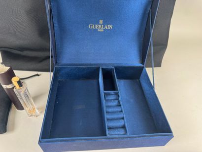 GUERLAIN.
Lot comprenant :
- un vaporisateur...
