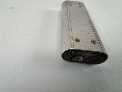 CARTIER à PARIS.
Briquet de poche en métal...