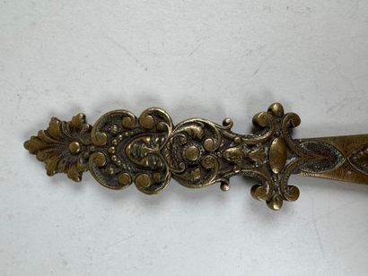Coupe-papier en bronze patiné et ciselé à...