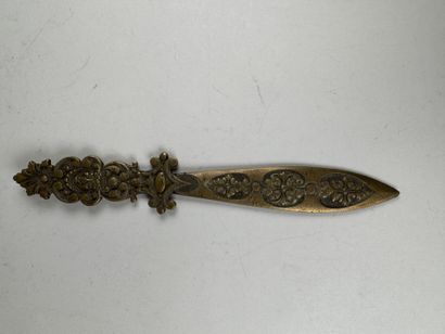 Coupe-papier en bronze patiné et ciselé à...