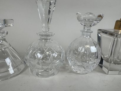 Trois flacons et un pulvérisateur de parfum...