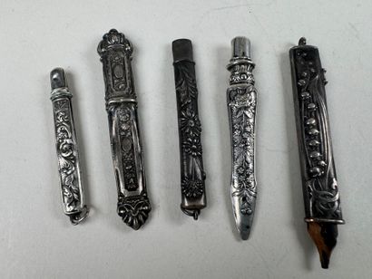 Lot en argent repoussé comprenant 4 étuis...