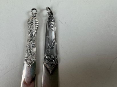 Deux ouvre-lettres en argent formant marque-pages...
