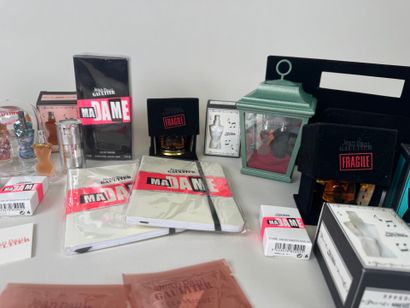 JEAN PAUL GAULTIER.
Environs 20 miniatures...