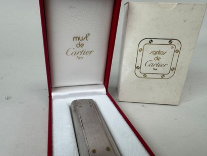CARTIER à PARIS.
Briquet de poche en métal...