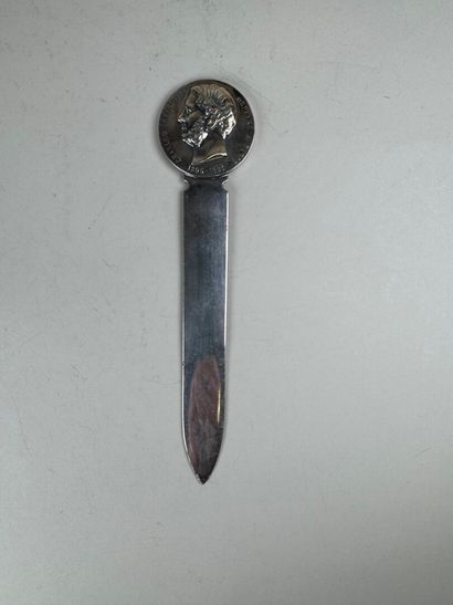 CHRISTOFLE.
Coupe-papier en métal argenté...