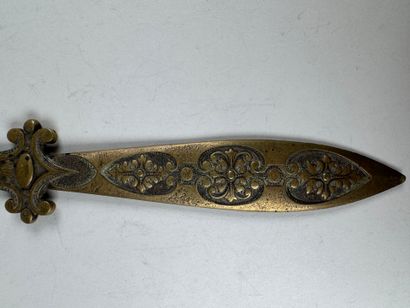 Coupe-papier en bronze patiné et ciselé à...