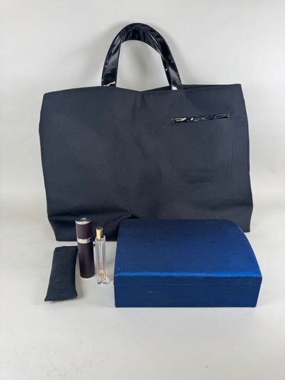 GUERLAIN.
Lot comprenant :
- un vaporisateur...