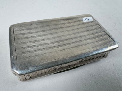 Petite tabatière en argent à décor gravé...