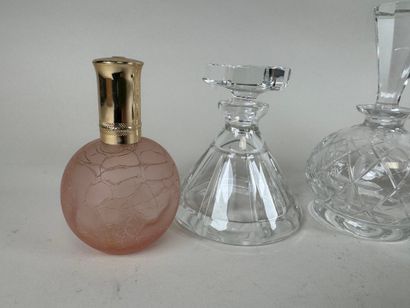 Trois flacons et un pulvérisateur de parfum...