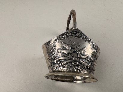Petit panier en argent à décor ciselé de...