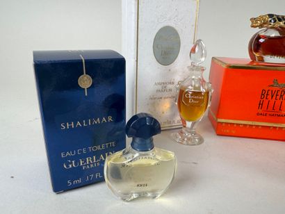Lot comprenant :
- CHRISTIAN DIOR Paris....
