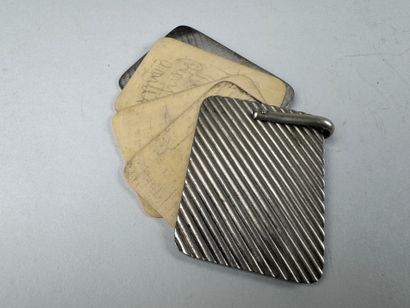 Petit carnet de bal en métal argenté, l'intérieur...
