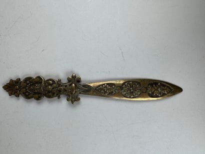 Coupe-papier en bronze patiné et ciselé à...