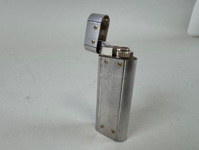 CARTIER à PARIS.
Briquet de poche en métal...
