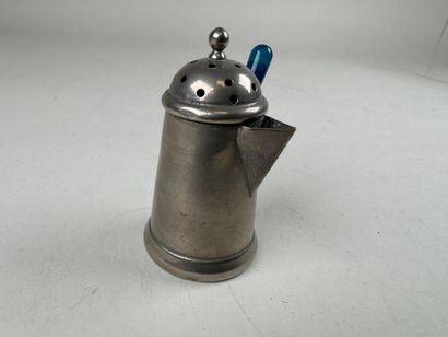 Petite saupoudreuse en forme de verseuse...