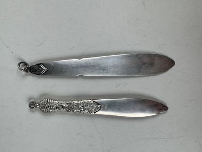 Deux ouvre-lettres en argent formant marque-pages...