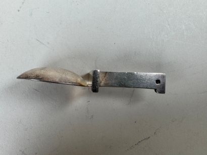 Petite cuillère en métal argenté, le manche...