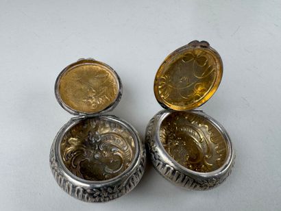 Deux petites boites piluliers en métal argenté...