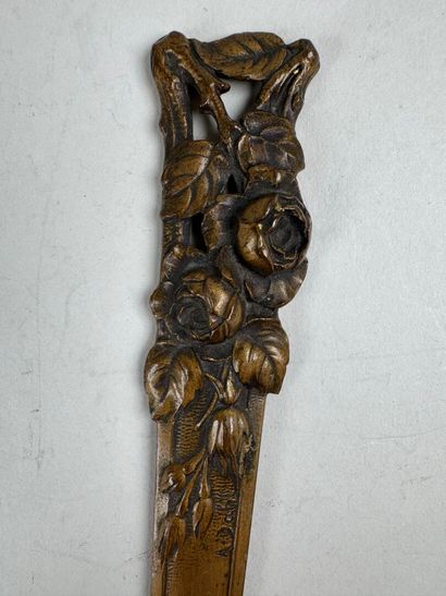 A. DAHL, XXe.
Coupe-papier en bronze ciselé...