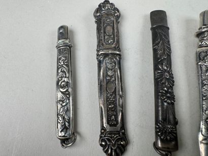 Lot en argent repoussé comprenant 4 étuis...