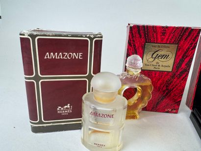 Lot comprenant :
- Van Cleef & Arpels à Paris.
Deux...