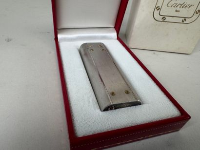 CARTIER à PARIS.
Briquet de poche en métal...