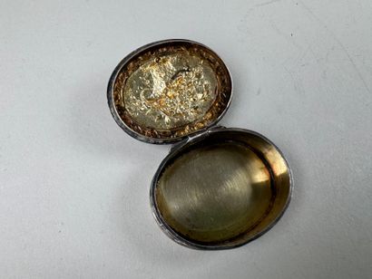 Petite boîte pilulier en argent à décor de...
