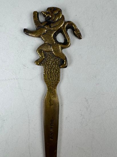 Trois coupe-papiers en bronze doré et ajouré...