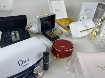 DIOR 
Miss Dior, J'Adore.
Environ 15 miniatures...