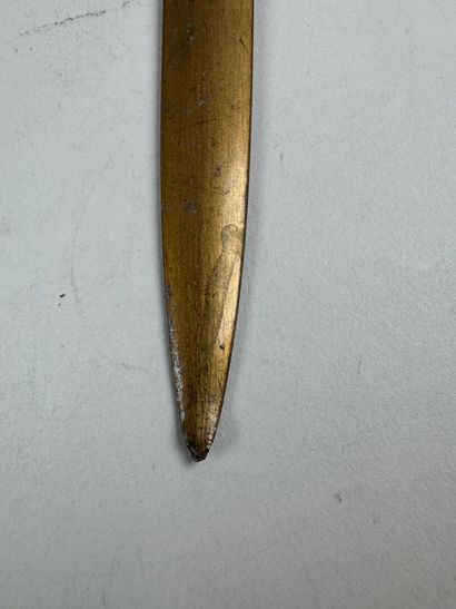 A. DAHL, XXe.
Coupe-papier en bronze ciselé...