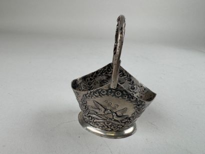 Petit panier en argent à décor ciselé de...