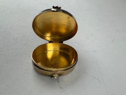 ASIE, XXe.
Petite boite pilulier en argent...
