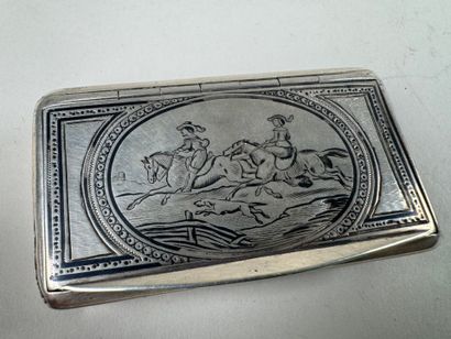 Petite tabatière en argent à décor gravé...