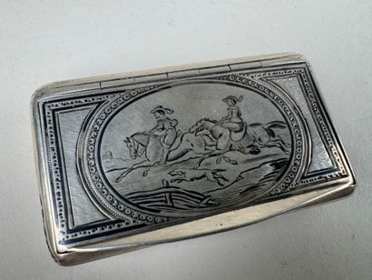 Petite tabatière en argent à décor gravé...