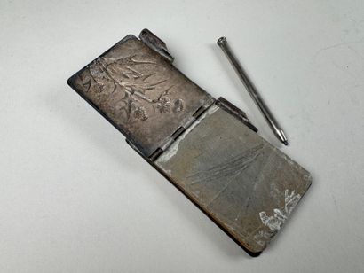 Carnet de bal en métal argenté à décor de...