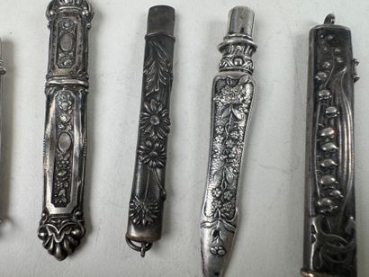 Lot en argent repoussé comprenant 4 étuis...