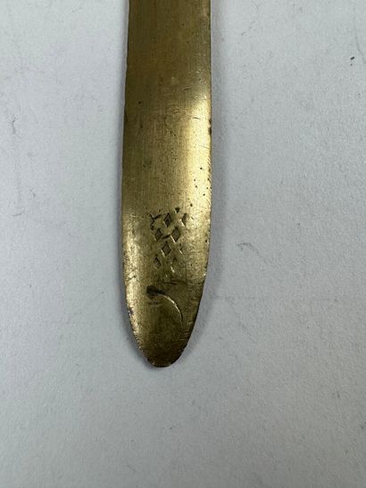 Trois coupe-papiers en bronze doré et ajouré...
