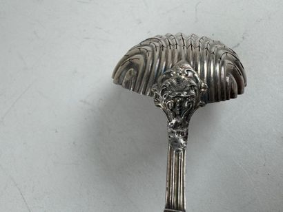 Petite saupoudreuse en argent, poinçon Minerve,...