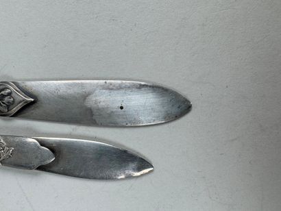 Deux ouvre-lettres en argent formant marque-pages...